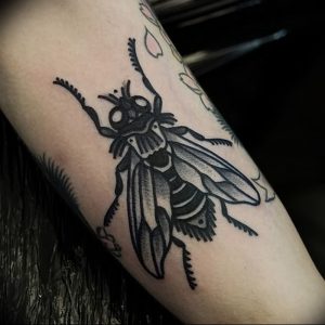 фото тату муха от 22.09.2017 №012 - Fly Tattoo - tattoo-photo.ru