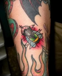 фото тату муха от 22.09.2017 №059 - Fly Tattoo - tattoo-photo.ru