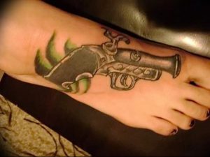 фото тату оружие от 05.09.2017 №040 - tattoo weapons - tattoo-photo.ru