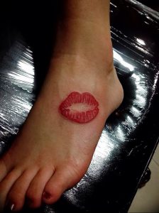 фото тату поцелуй от 22.09.2017 №020 - tattoo kiss - tattoo-photo.ru