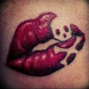 фото тату поцелуй от 22.09.2017 №033 - tattoo kiss - tattoo-photo.ru