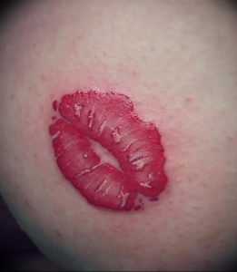 фото тату поцелуй от 22.09.2017 №043 - tattoo kiss - tattoo-photo.ru