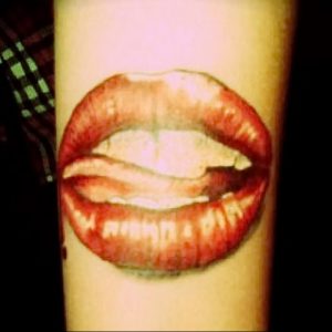 фото тату поцелуй от 22.09.2017 №048 - tattoo kiss - tattoo-photo.ru