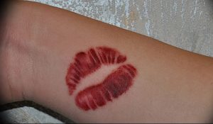 фото тату поцелуй от 22.09.2017 №070 - tattoo kiss - tattoo-photo.ru