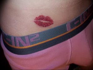 фото тату поцелуй от 22.09.2017 №073 - tattoo kiss - tattoo-photo.ru