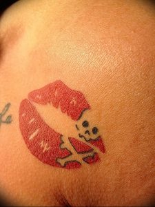 фото тату поцелуй от 22.09.2017 №094 - tattoo kiss - tattoo-photo.ru