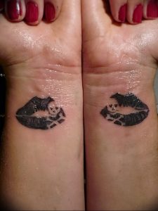 фото тату поцелуй от 22.09.2017 №099 - tattoo kiss - tattoo-photo.ru