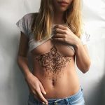 фото Мехенди под грудиной от 05.12.2017 №002 - Mehendi under sternum - tattoo-photo.ru