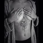 фото Мехенди под грудиной от 05.12.2017 №040 - Mehendi under sternum - tattoo-photo.ru