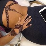 фото Мехенди под грудиной от 05.12.2017 №049 - Mehendi under sternum - tattoo-photo.ru