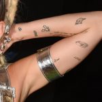 фото Тату Майли Сайрус от 05.12.2017 №080 - Miley Cyrus Tattoo - tattoo-photo.ru