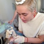 фото Тату Майли Сайрус от 05.12.2017 №087 - Miley Cyrus Tattoo - tattoo-photo.ru