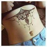 фото Мехенди под грудиной от 05.12.2017 №032 - Mehendi under sternum - tattoo-photo.ru