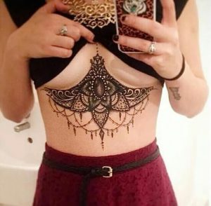 фото Мехенди под грудиной от 05.12.2017 №057 - Mehendi under sternum - tattoo-photo.ru