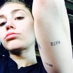 фото Тату Майли Сайрус от 05.12.2017 №002 - Miley Cyrus Tattoo - tattoo-photo.ru