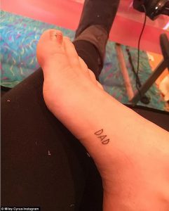 фото Тату Майли Сайрус от 05.12.2017 №003 - Miley Cyrus Tattoo - tattoo-photo.ru