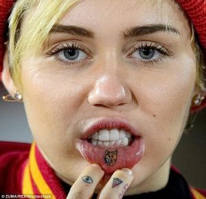 фото Тату Майли Сайрус от 05.12.2017 №004 - Miley Cyrus Tattoo - tattoo-photo.ru