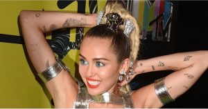 фото Тату Майли Сайрус от 05.12.2017 №007 - Miley Cyrus Tattoo - tattoo-photo.ru