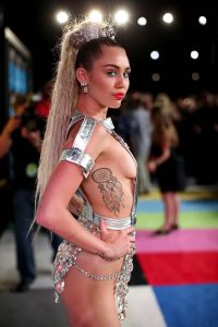 фото Тату Майли Сайрус от 05.12.2017 №013 - Miley Cyrus Tattoo - tattoo-photo.ru