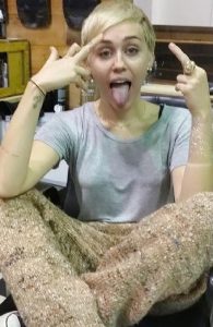 фото Тату Майли Сайрус от 05.12.2017 №027 - Miley Cyrus Tattoo - tattoo-photo.ru