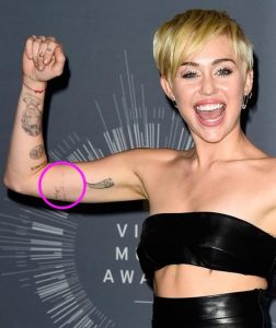 фото Тату Майли Сайрус от 05.12.2017 №050 - Miley Cyrus Tattoo - tattoo-photo.ru