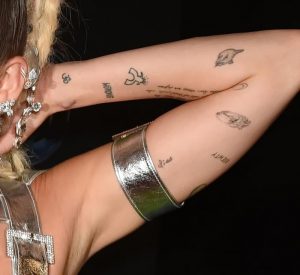 фото Тату Майли Сайрус от 05.12.2017 №080 - Miley Cyrus Tattoo - tattoo-photo.ru