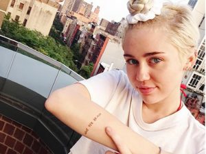 фото Тату Майли Сайрус от 05.12.2017 №083 - Miley Cyrus Tattoo - tattoo-photo.ru