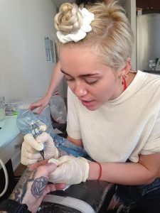 фото Тату Майли Сайрус от 05.12.2017 №087 - Miley Cyrus Tattoo - tattoo-photo.ru