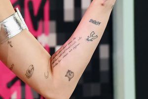фото Тату Майли Сайрус от 05.12.2017 №090 - Miley Cyrus Tattoo - tattoo-photo.ru