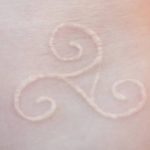 фото Белые тату от 19.02.2018 №066 - White Tattoo - tattoo-photo.ru