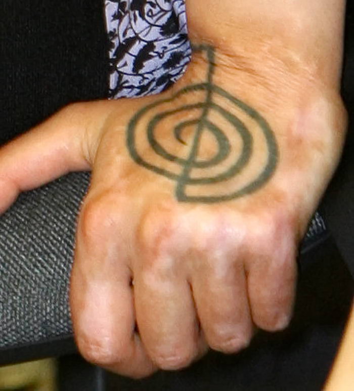 Знак на руке у Тины Канделаки