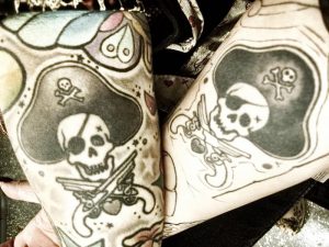 фото тату Веселый Роджер от 03.01.2018 №013 - tattoo Jolly Roger - tattoo-photo.ru