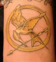 фото тату Сойка Пересмешница от 03.01.2018 №116 — Tattoo MOCKINGJAY — tattoo-photo.ru