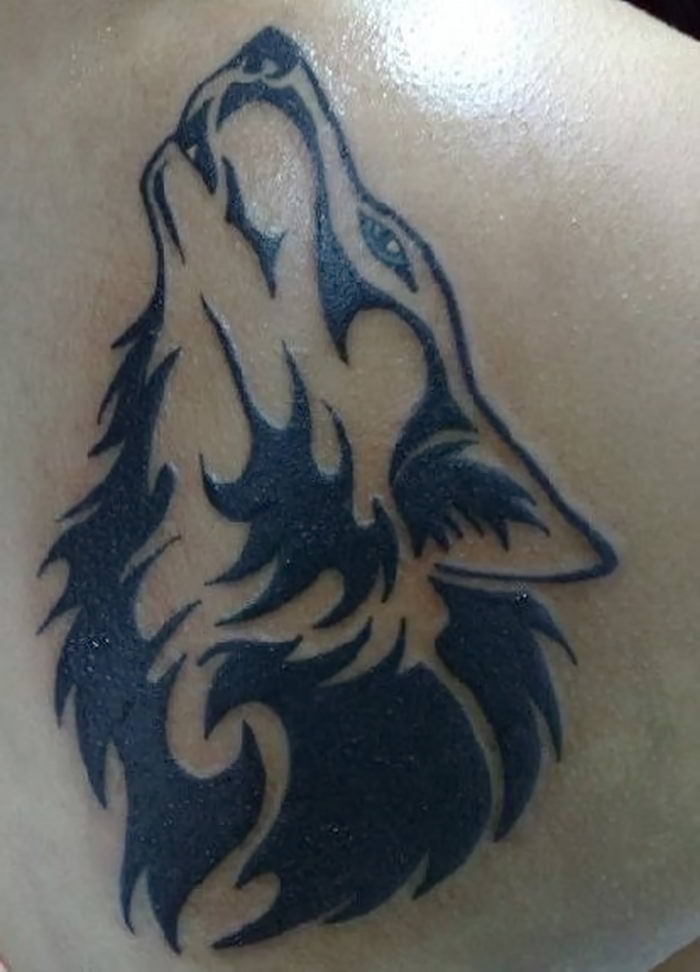 Волк воющий тату на лопатке