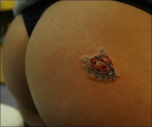 фото тату на ягодицах от 13.03.2018 №044 - tattoos on the buttocks - tattoo-photo.ru