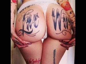 фото тату на ягодицах от 13.03.2018 №048 - tattoos on the buttocks - tattoo-photo.ru