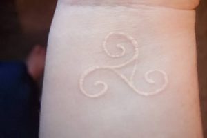 фото Белые тату от 19.02.2018 №049 - White Tattoo - tattoo-photo.ru