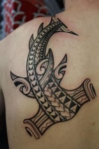 фото тату Акула молот от 23.01.2018 №079 - Tattoo Shark Hammer - tattoo-photo.ru