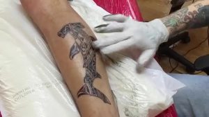 фото тату Акула молот от 23.01.2018 №085 - Tattoo Shark Hammer - tattoo-photo.ru