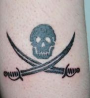фото тату Веселый Роджер от 03.01.2018 №021 — tattoo Jolly Roger — tattoo-photo.ru
