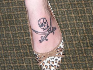 фото тату Веселый Роджер от 03.01.2018 №024 - tattoo Jolly Roger - tattoo-photo.ru