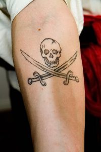 фото тату Веселый Роджер от 03.01.2018 №046 - tattoo Jolly Roger - tattoo-photo.ru