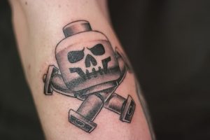 фото тату Веселый Роджер от 03.01.2018 №056 - tattoo Jolly Roger - tattoo-photo.ru