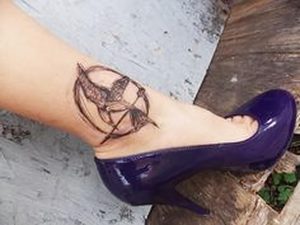 фото тату Сойка Пересмешница от 03.01.2018 №025 - Tattoo MOCKINGJAY - tattoo-photo.ru