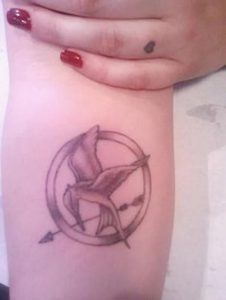 фото тату Сойка Пересмешница от 03.01.2018 №032 - Tattoo MOCKINGJAY - tattoo-photo.ru