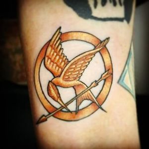 фото тату Сойка Пересмешница от 03.01.2018 №038 - Tattoo MOCKINGJAY - tattoo-photo.ru