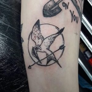 фото тату Сойка Пересмешница от 03.01.2018 №044 - Tattoo MOCKINGJAY - tattoo-photo.ru