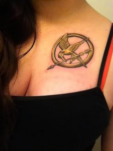 фото тату Сойка Пересмешница от 03.01.2018 №048 - Tattoo MOCKINGJAY - tattoo-photo.ru