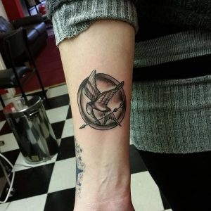 фото тату Сойка Пересмешница от 03.01.2018 №049 - Tattoo MOCKINGJAY - tattoo-photo.ru