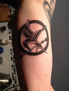 фото тату Сойка Пересмешница от 03.01.2018 №057 - Tattoo MOCKINGJAY - tattoo-photo.ru